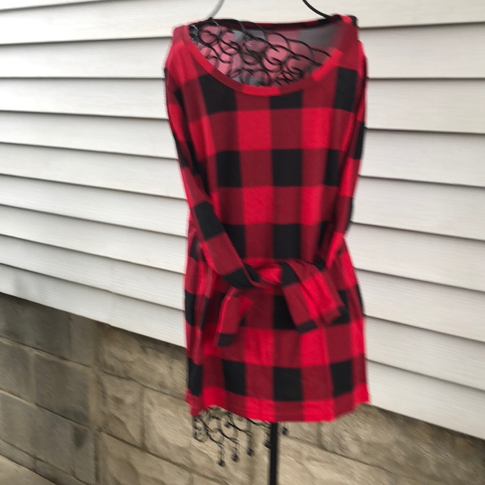 Long sleeve red/black checked top